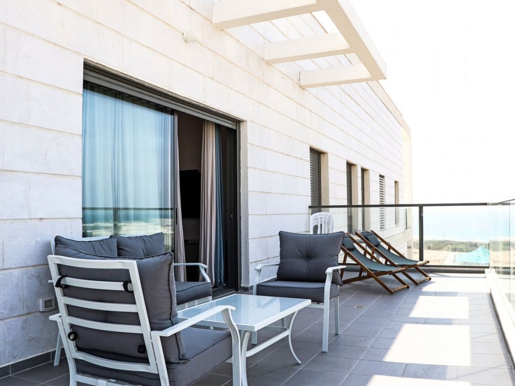 אכזיב על המים